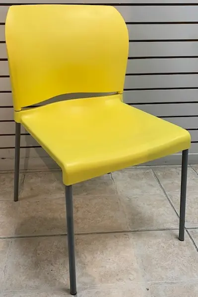 Silla de espera color amarillo.