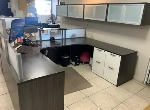 [Clearance-Combo3] Escritorio en forma de U con pedestales y hutch aereo.