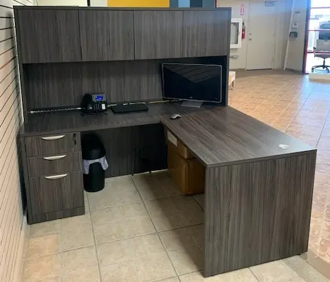 [Clearance-Combo4] Escritorio en L con hutch y pedestal.