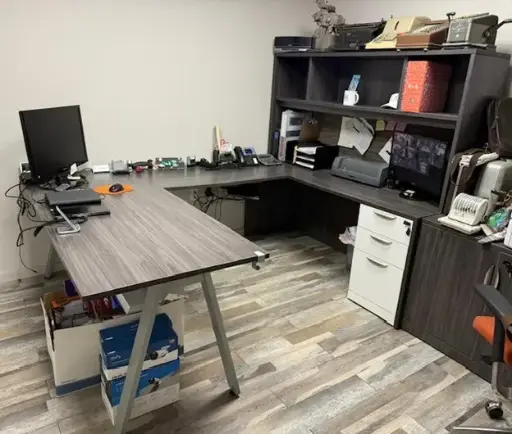 [Clearance-Combo6] Escritorio en U con hutch, pedestal y patas de metal.