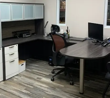 [Clearance-Combo7] Escritorio en U con hutch y pedestal.