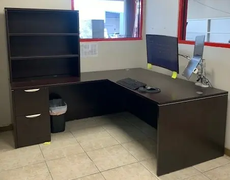 [Clearance-Combo8] Escritorio tipo L 72 x 78 con hutch pequeño y pedestal.